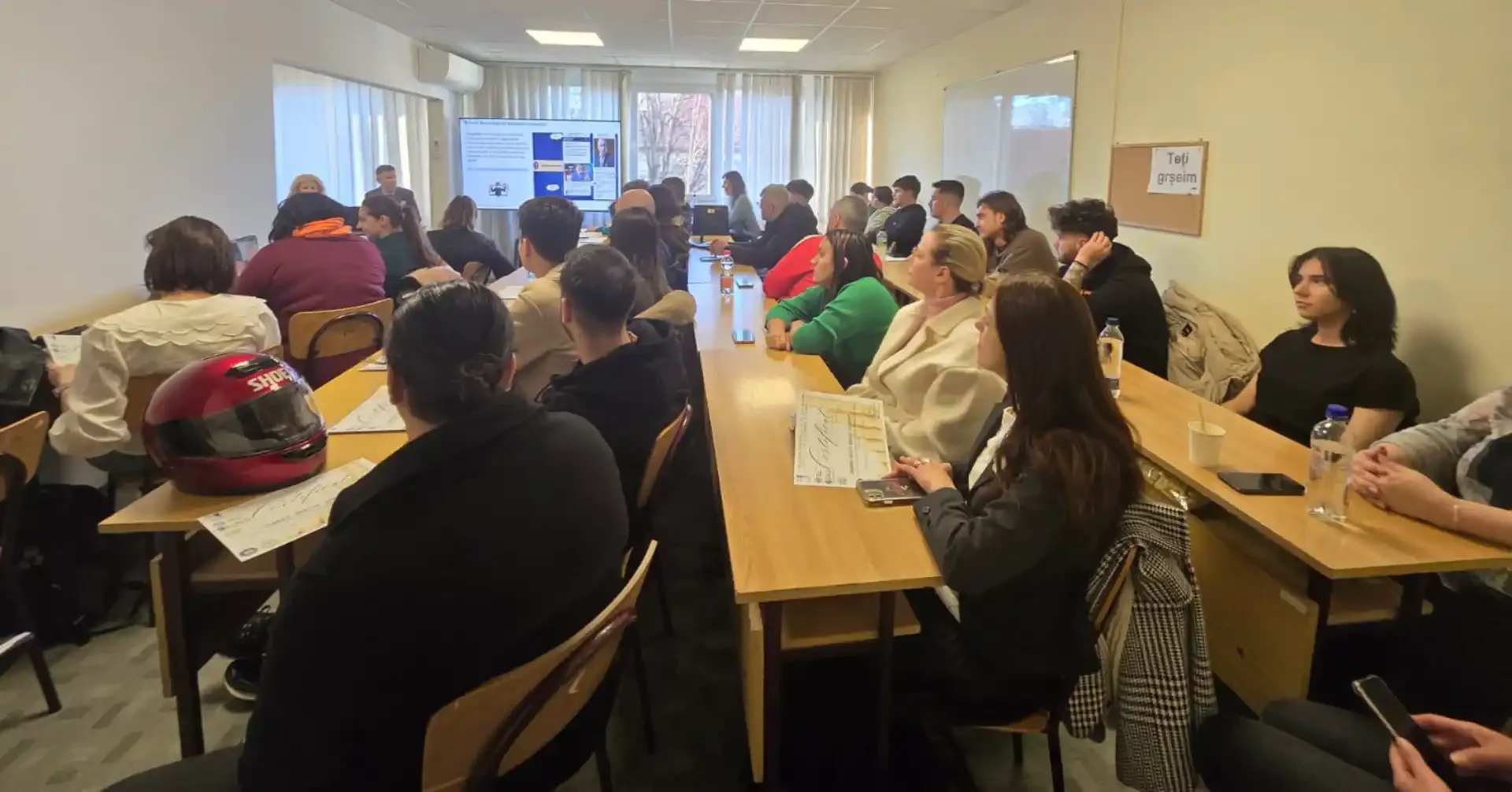Sala de conferințe cu participanți la prezentare