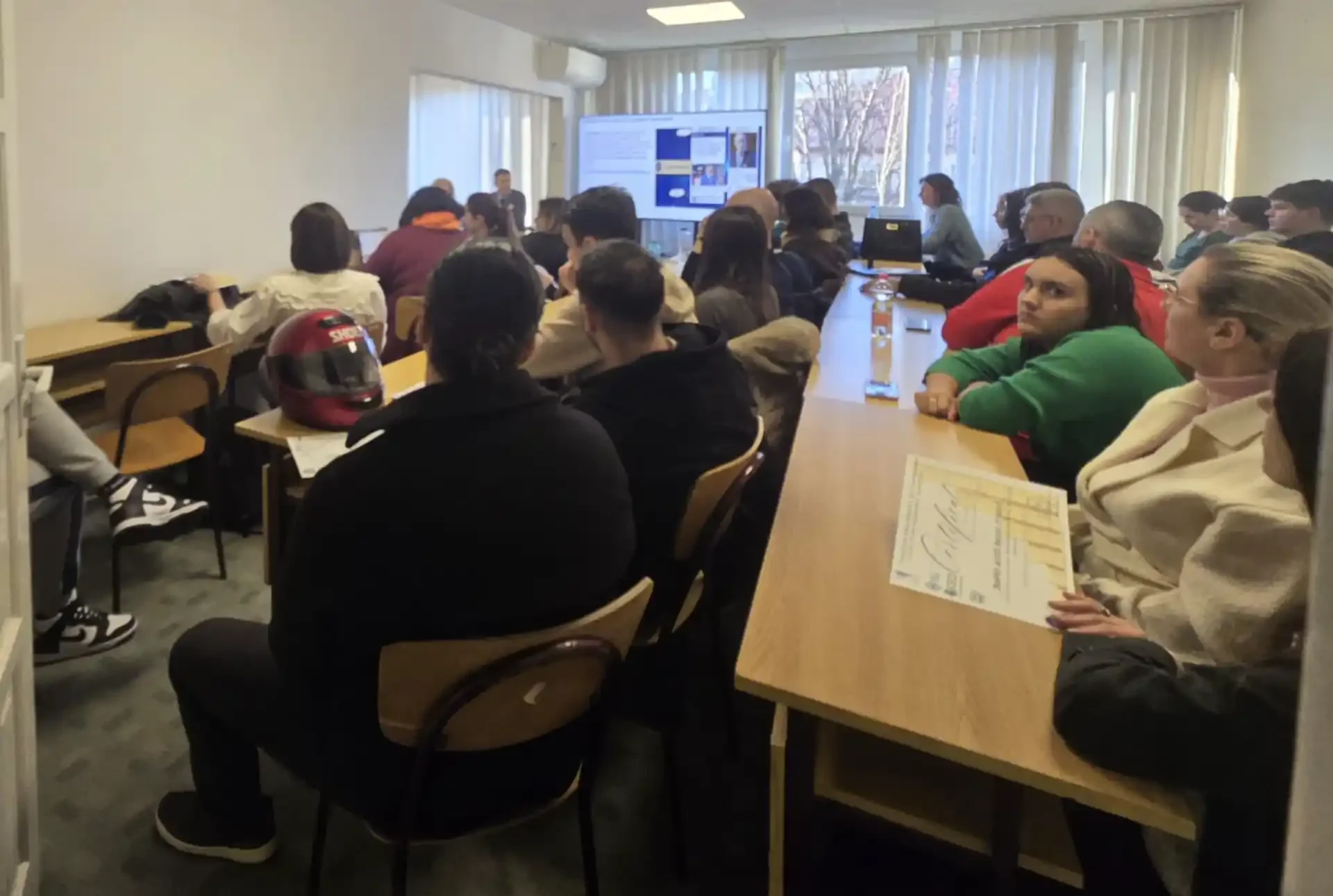 Studenți la seminar în sala de clasă universitară