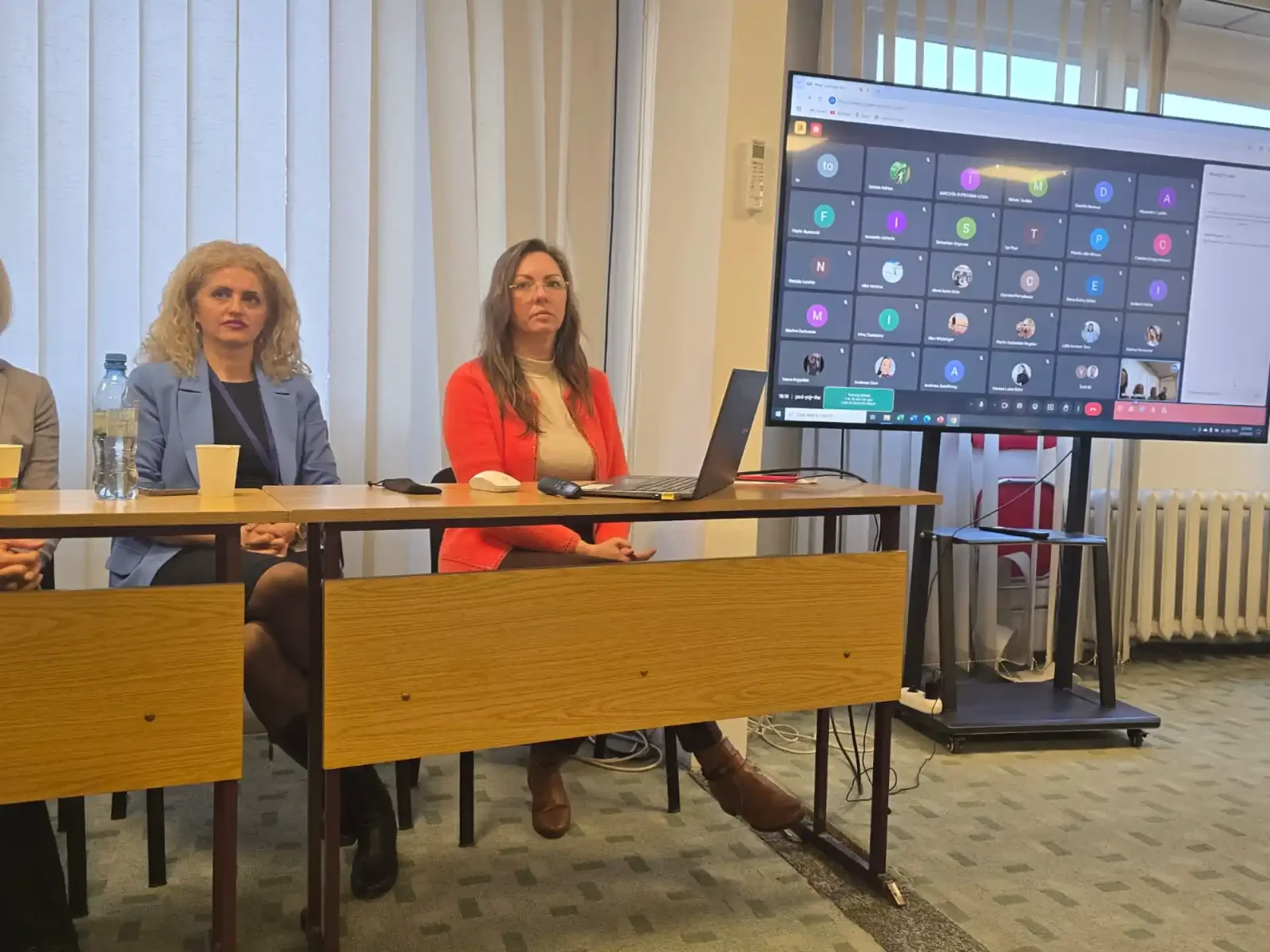 Femei la întâlnire virtuală într-o sală de conferințe