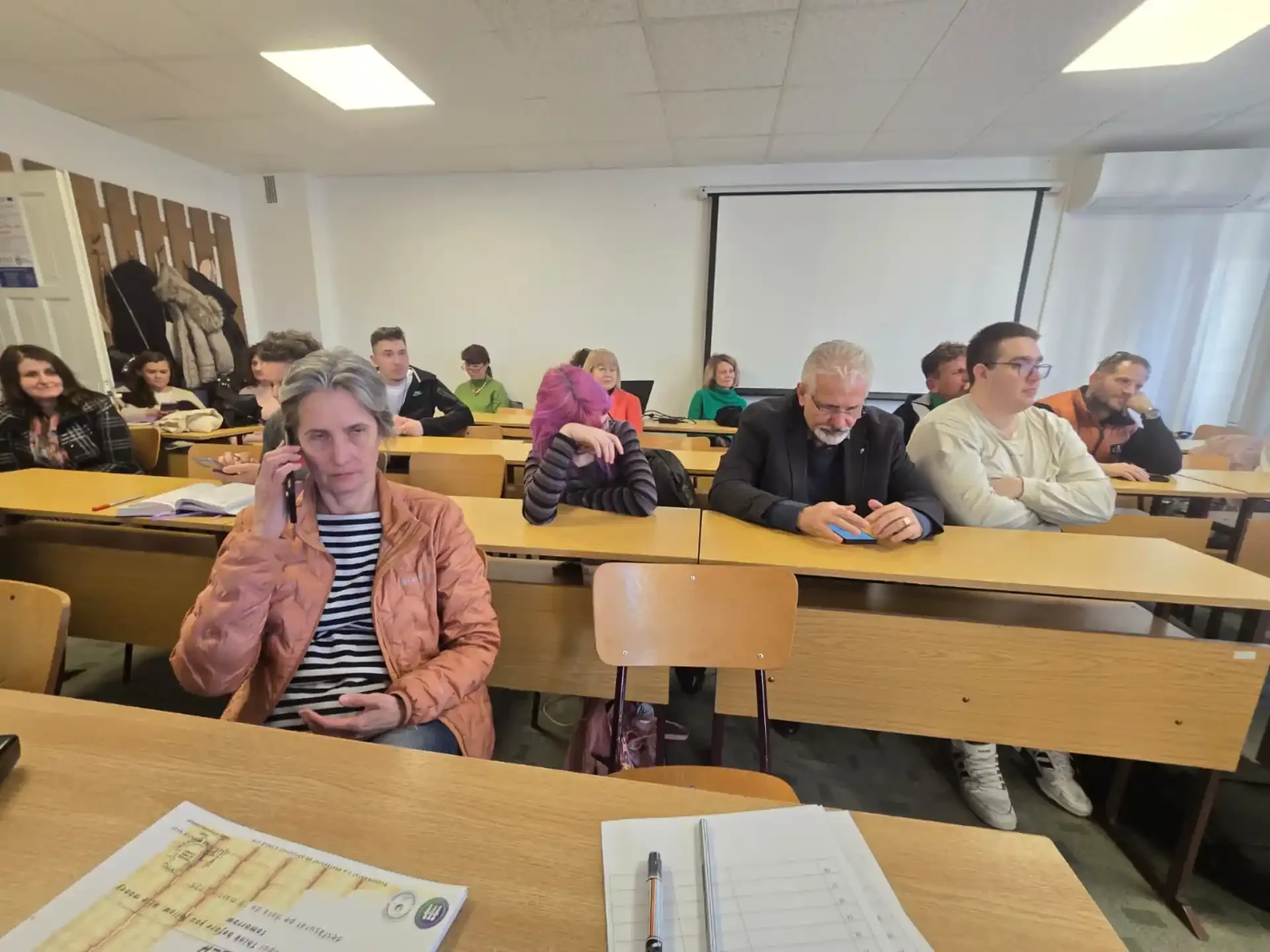 Studenți adulți într-o sală de clasă