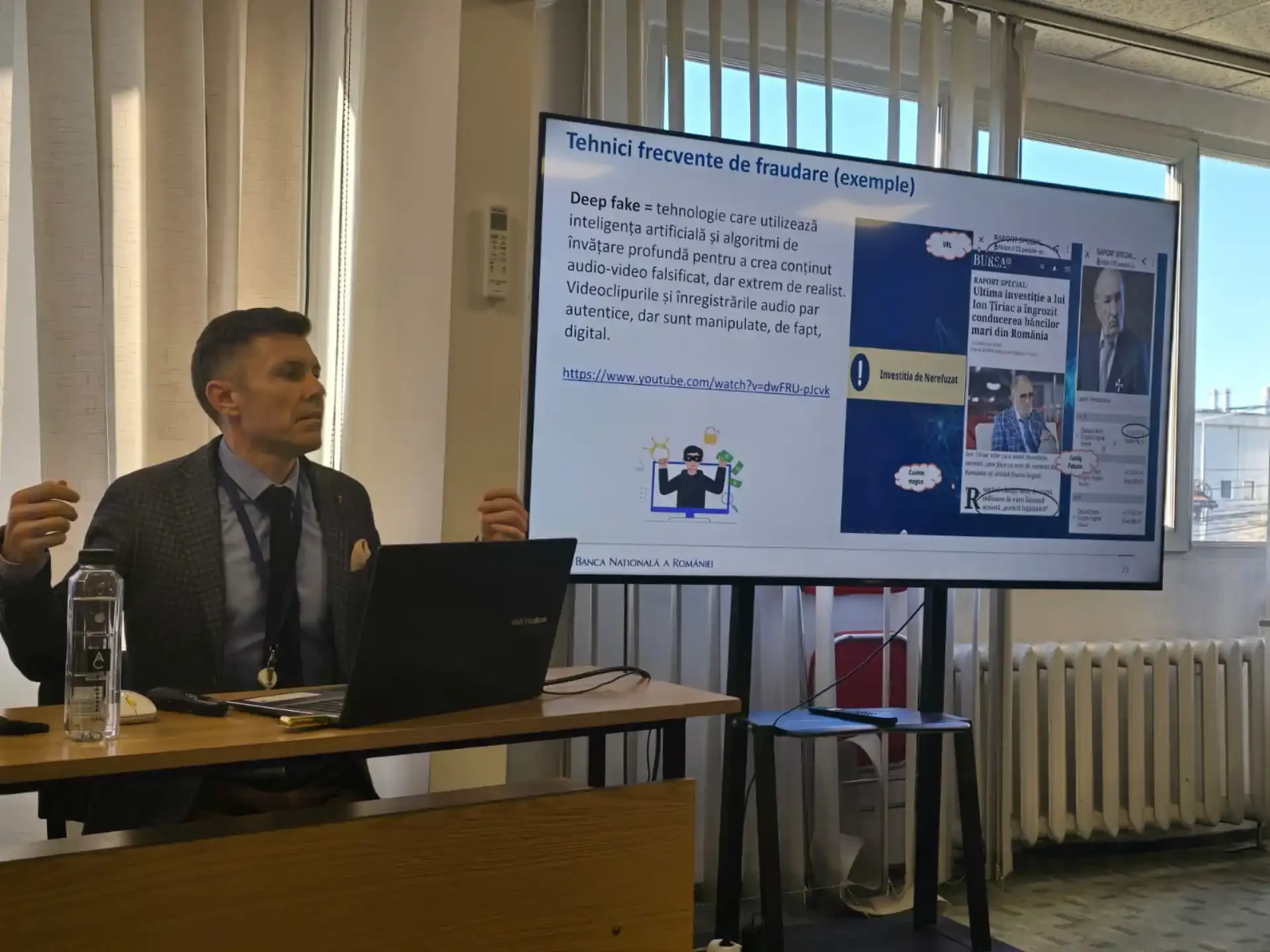 Bărbat prezentând tehnici de fraudă la un seminar