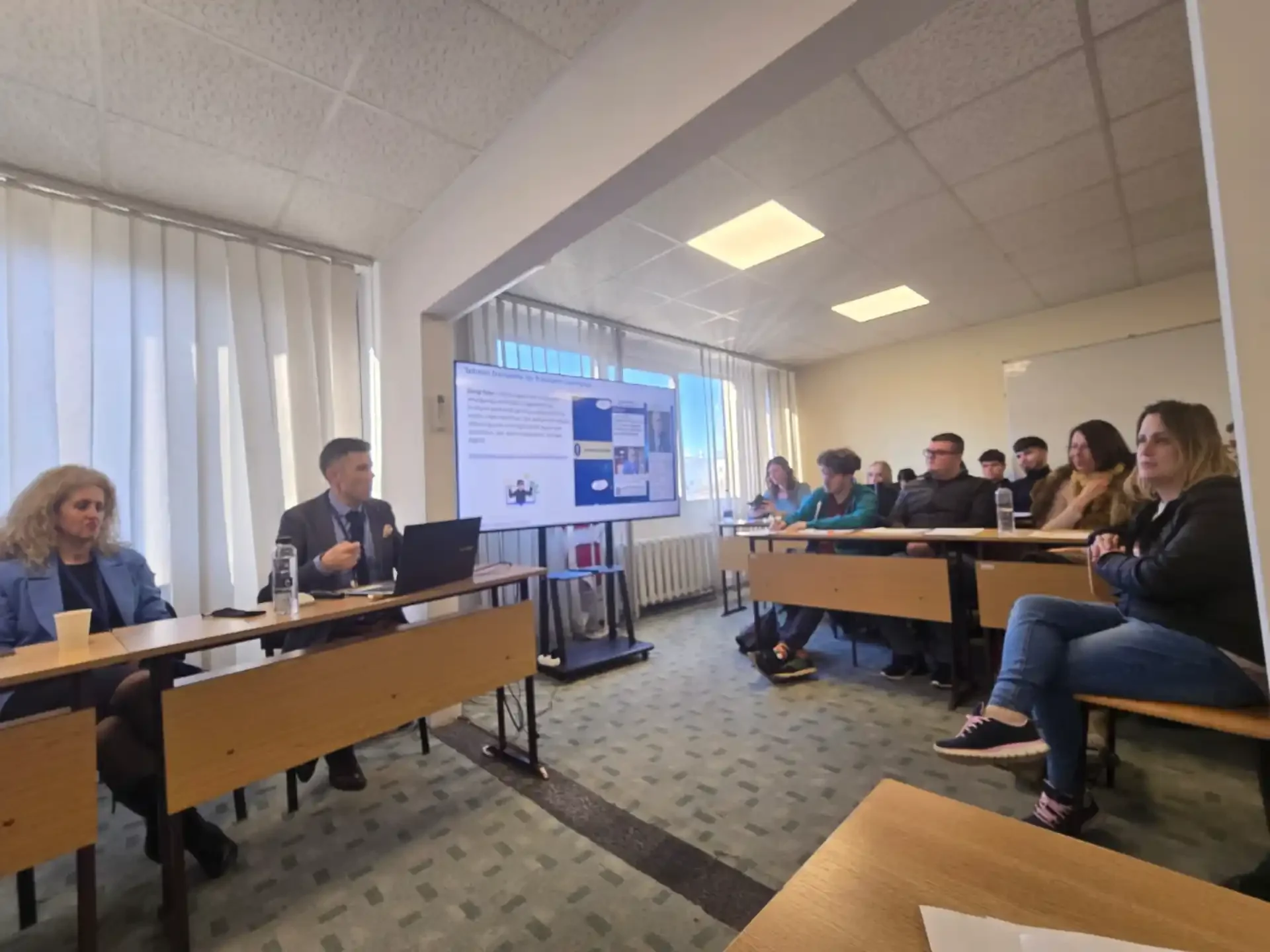 Prezentare la universitate cu participanți atenți