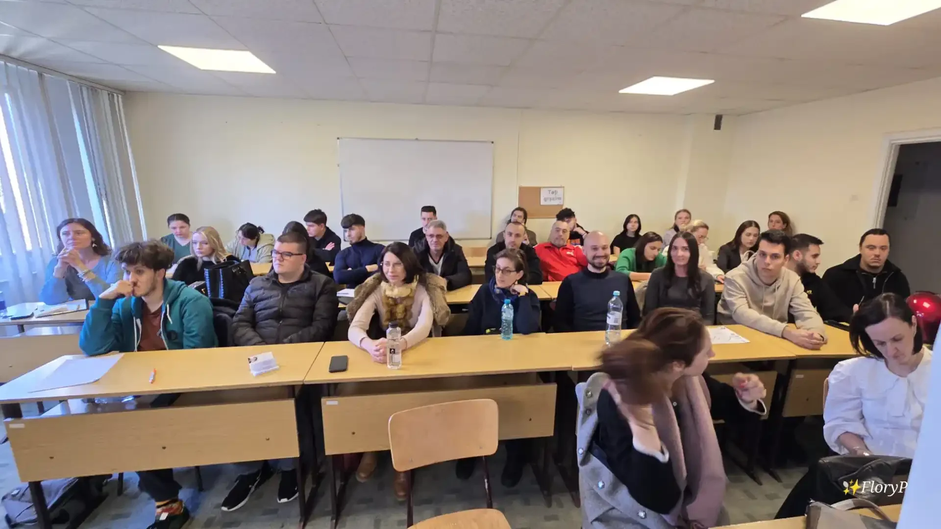 Studenți concentrați într-o sală de clasă universitară